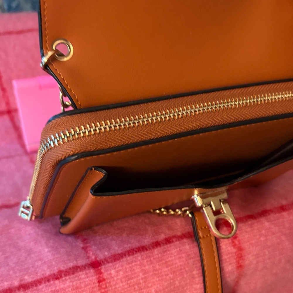 Elegant Tan Leather Shoulder Bag - Picture 5 of 10